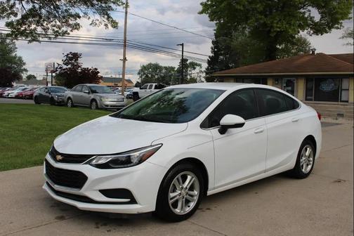 Summit White 2018 Chevrolet Cruze LT
