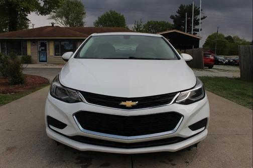 Summit White 2018 Chevrolet Cruze LT