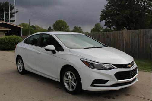 Summit White 2018 Chevrolet Cruze LT
