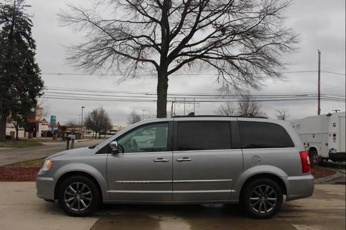 2016 Chrysler Town & Country Touring-L