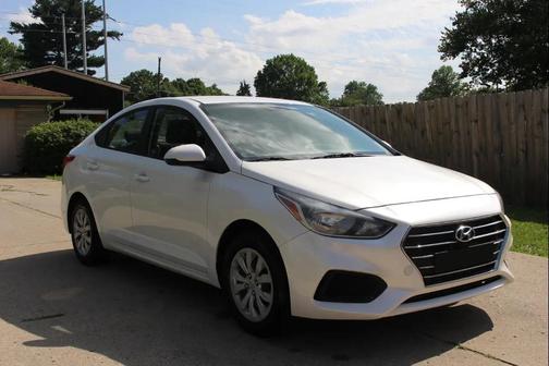 Frost White Pearl 2019 Hyundai Accent SE