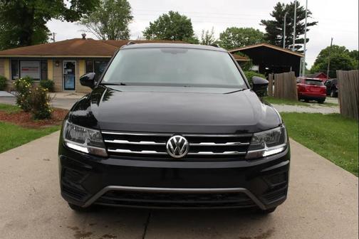 Deep Black Pearl 2020 Volkswagen Tiguan 2.0T SE