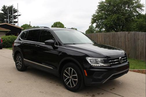 Deep Black Pearl 2020 Volkswagen Tiguan 2.0T SE