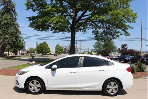 Summit White 2018 Chevrolet Cruze LS