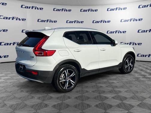 2025 Volvo XC40 B5 Core Bright Theme