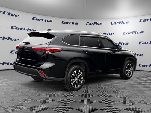 Midnight Black Metallic 2020 Toyota Highlander XLE