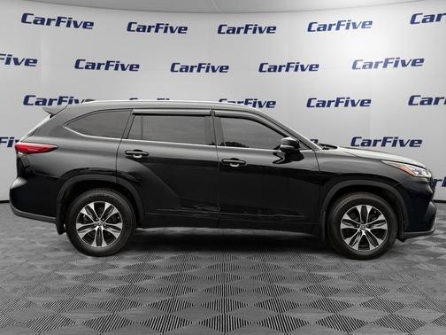 Midnight Black Metallic 2020 Toyota Highlander XLE