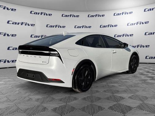 2025 Toyota Prius Plug-In Hybrid SE