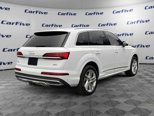Glacier White Metallic 2023 Audi Q7 55 Premium Plus