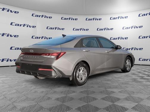 2024 Hyundai ELANTRA SE