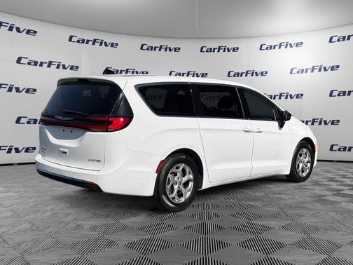 Bright White Clearcoat 2024 Chrysler Pacifica Limited