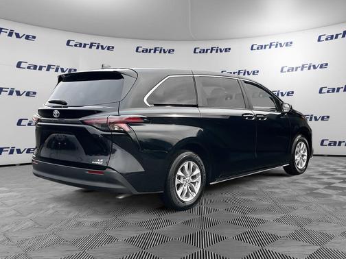 2024 Toyota Sienna LE