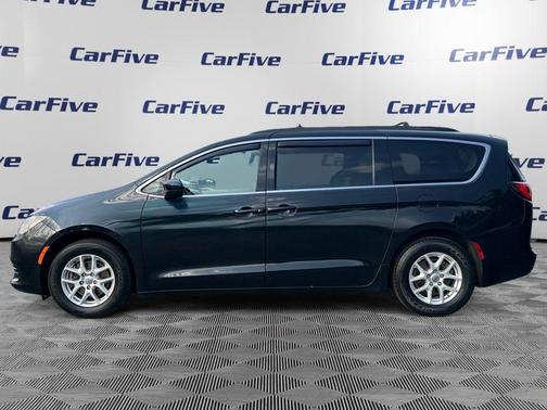 Brilliant Black Crystal Pearlcoat 2020 Chrysler Voyager LXI