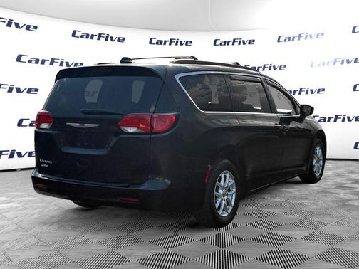 Brilliant Black Crystal Pearlcoat 2020 Chrysler Voyager LXI