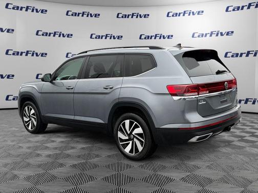 Platinum Gray Metallic 2024 Volkswagen Atlas 2.0T SE w/Technology 4MOTION