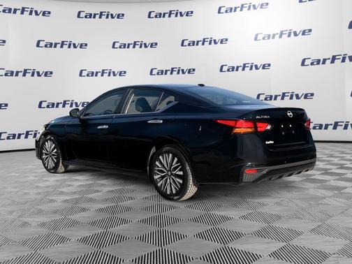 Super Black Clearcoat 2024 Nissan Altima 2.5 SV