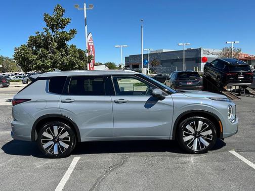 Moonstone Gray Metallic 2026 Mitsubishi Outlander SEL