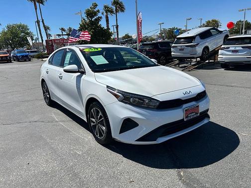 Snow White Pearl 2024 Kia Forte LXS
