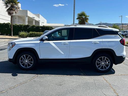Brilliant Silver Metallic 2024 Nissan Rogue SV