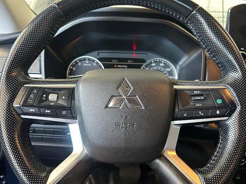 Cosmic Blue Metallic 2024 Mitsubishi Outlander SE
