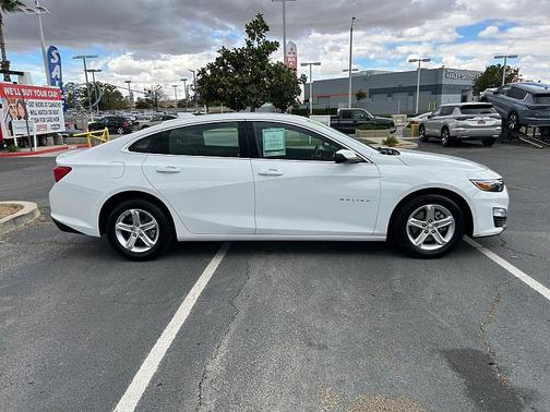 Summit White 2024 Chevrolet Malibu FWD 1LT