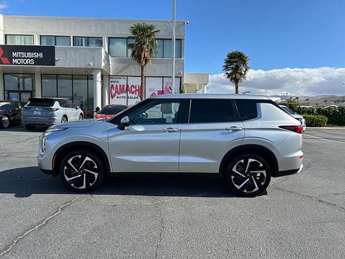 BLACK 2024 Mitsubishi Outlander SE