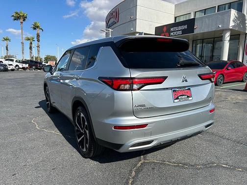 BLACK 2024 Mitsubishi Outlander SE