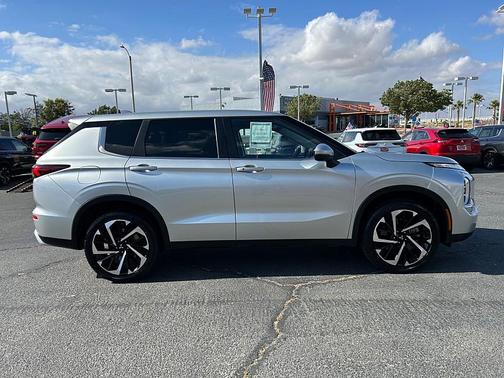 BLACK 2024 Mitsubishi Outlander SE