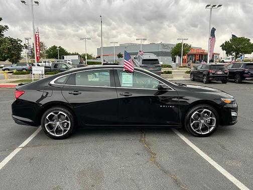 Mosaic Black Metallic 2024 Chevrolet Malibu FWD 1LT