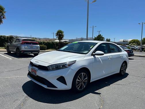 Snow White Pearl 2023 Kia Forte LXS