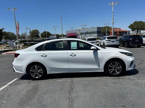 Snow White Pearl 2023 Kia Forte LXS