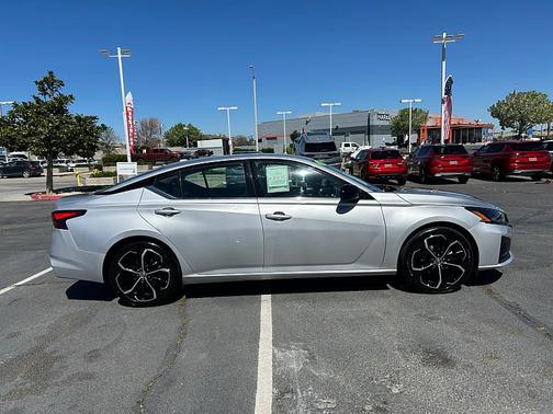 Brilliant Silver Metallic 2023 Nissan Altima SR FWD
