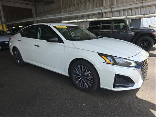 Glacier White 2025 Nissan Altima SV FWD