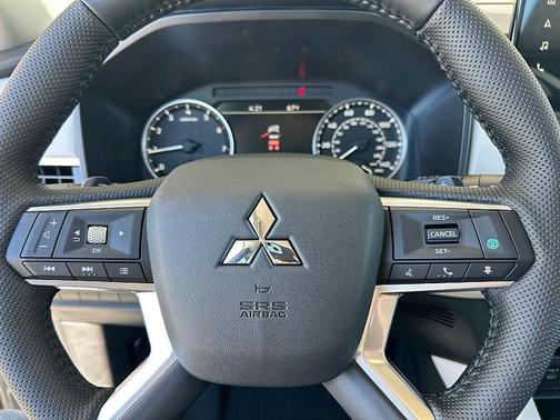 Moonstone Gray Metallic 2026 Mitsubishi Outlander SE