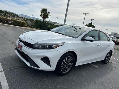 Snow White Pearl 2024 Kia Forte LXS