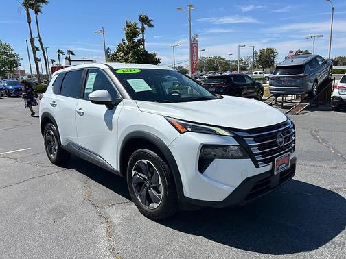 Everest White Pearl 2024 Nissan Rogue SV