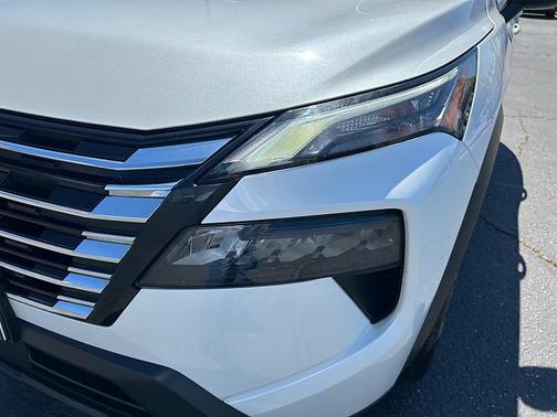 Everest White Pearl 2024 Nissan Rogue SV