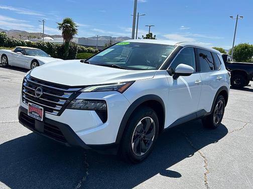 Everest White Pearl 2024 Nissan Rogue SV