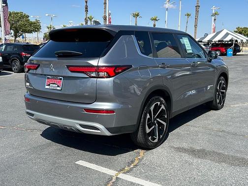 Alloy Silver Metallic 2024 Mitsubishi Outlander SE 2.5 2WD