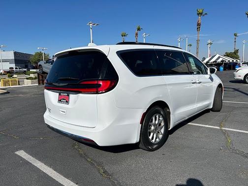 Bright White Clearcoat 2022 Chrysler Pacifica Touring L