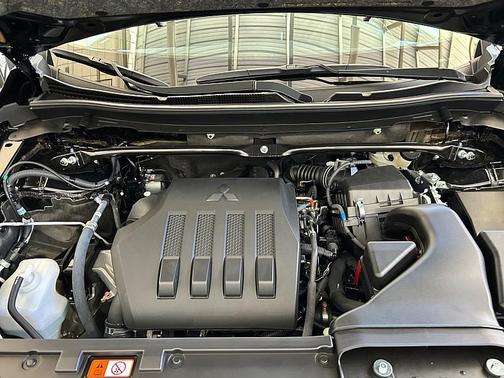 Labrador Black Pearl 2026 Mitsubishi Eclipse Cross SE