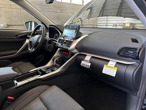 Labrador Black Pearl 2026 Mitsubishi Eclipse Cross SE