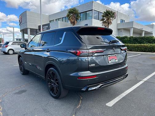 Graphite Gray 2026 Mitsubishi Outlander LE