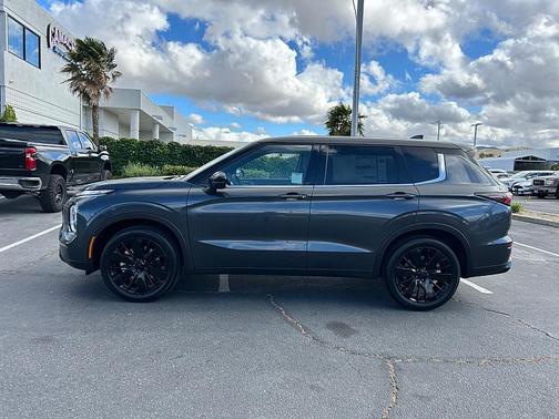 Graphite Gray 2026 Mitsubishi Outlander LE