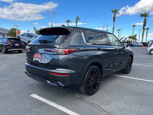 Graphite Gray 2026 Mitsubishi Outlander LE