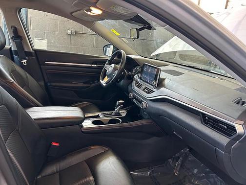 Brilliant Silver Metallic 2023 Nissan Altima SR FWD