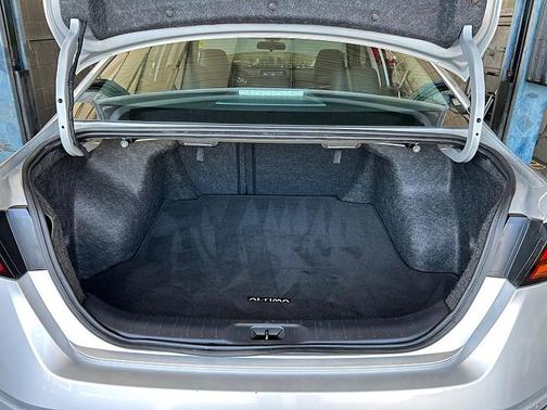 Brilliant Silver Metallic 2023 Nissan Altima SR FWD