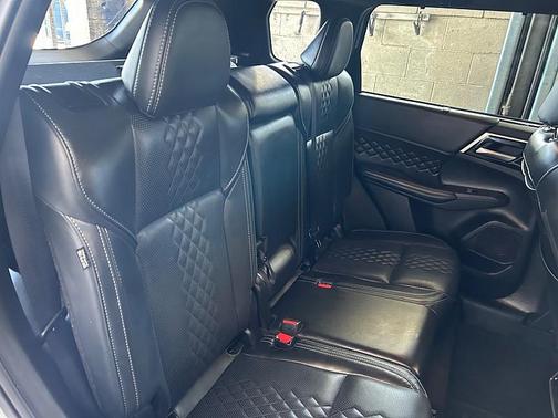 Alloy Silver Metallic/Black Roof 2025 Mitsubishi Outlander PHEV SEL