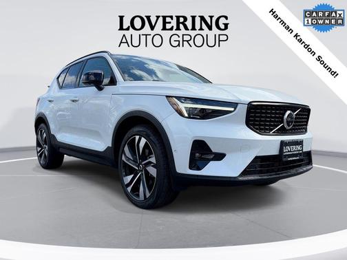 Crystal White Metallic 2023 Volvo XC40 B5 Ultimate Dark Theme