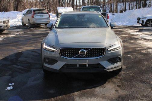 2025 Volvo V60 Cross Country Plus, B5 AWD Gas (mild hybrid)
